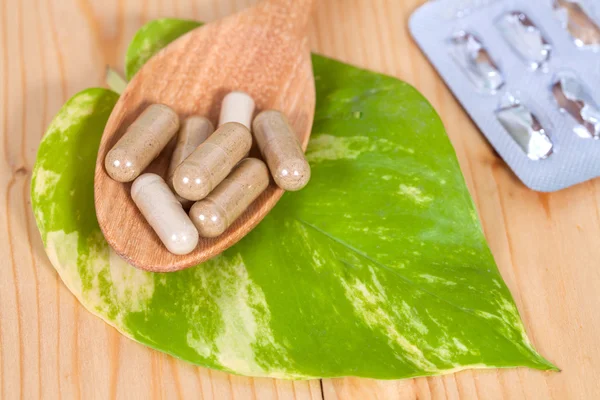 Capsules van kruiden op lepel. gezonde voeding voor gezonde — Stockfoto