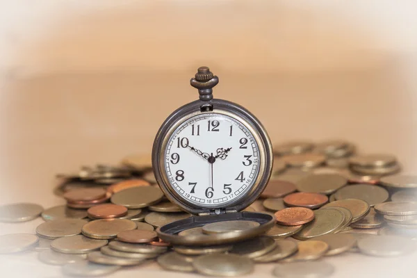 Бізнес гроші концепція Ідея, годинник і монети — стокове фото