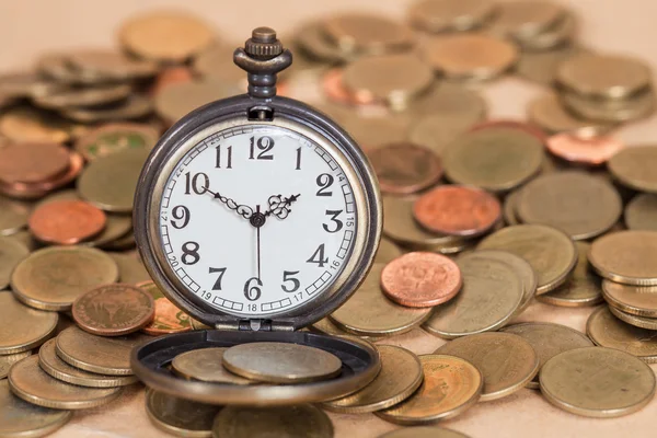 Geschäftsgeld-Konzept Idee, Uhr und Münzen — Stockfoto