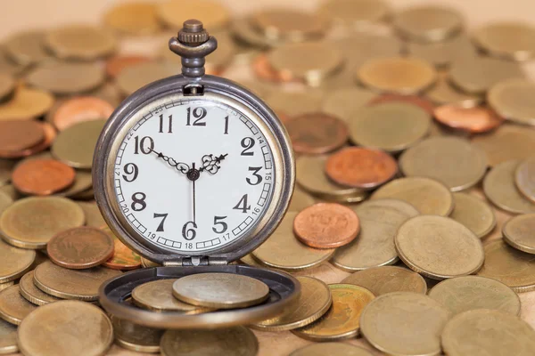 Üzleti pénzt koncepció ötlet, óra és érmék — Stock Fotó