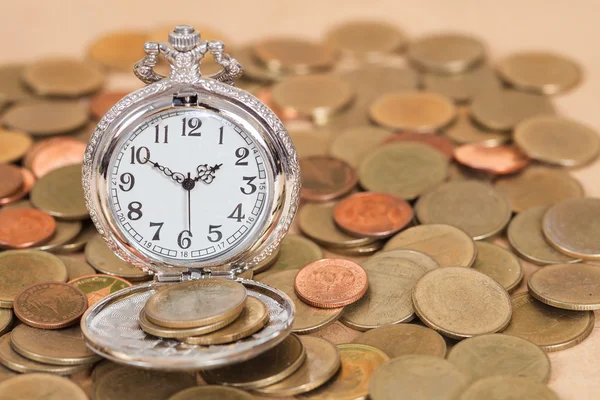 Concepto de dinero de negocios Idea, Reloj y Monedas —  Fotos de Stock