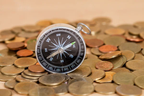 Навігаційний компас з монетами гроші, фінансові — стокове фото