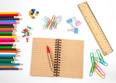 kavram ve ofis malzemeleri üzerine beyaz