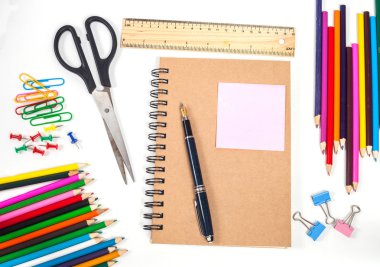 kavram ve ofis malzemeleri üzerine beyaz