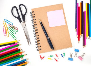 kavram ve ofis malzemeleri üzerine beyaz