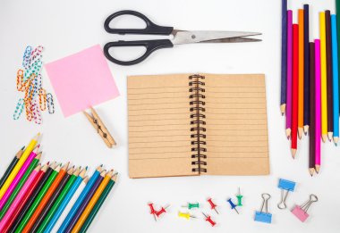 kavram ve ofis malzemeleri üzerine beyaz