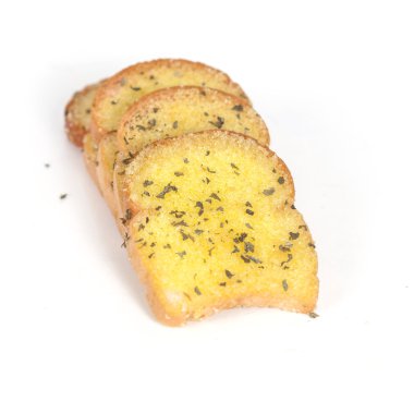 Beyaz arka planda sarımsak ekmek dilimleri.