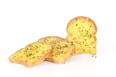 Beyaz arka planda sarımsak ekmek dilimleri.