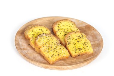 Beyaz arka planda sarımsak ekmek dilimleri.