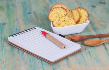 sarımsak ekmek ve kağıt kayda göre ahşap masa