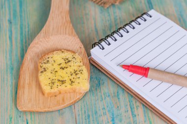 sarımsak ekmek ve kağıt kayda göre ahşap masa