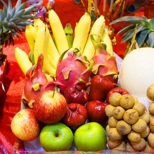 Экзотические фрукты на столе — стоковое фото
