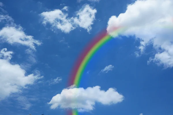 Himlen med en regnbåge — Stockfoto