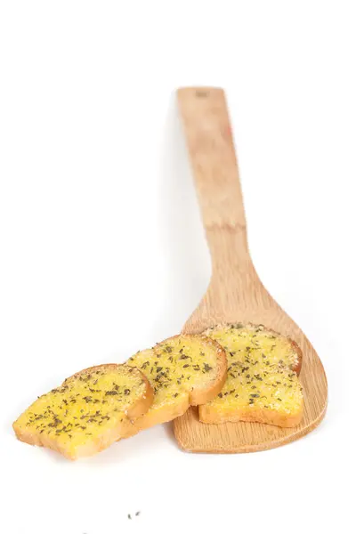 Fette di pane all'aglio su sfondo bianco . — Foto Stock