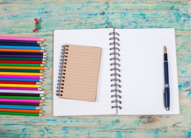 Beyaz defter, kalem ve ofis malzemeleri