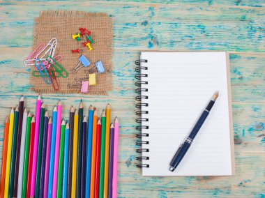 Beyaz defter, kalem ve ofis malzemeleri 