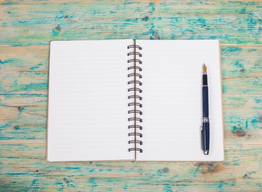 Beyaz defter ve kalem ahşap tablo