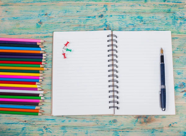 Cuaderno blanco, bolígrafo y material de oficina — Foto de Stock