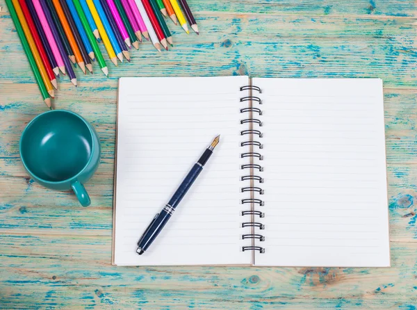 Weißes Notizbuch, Stift und Bürobedarf — Stockfoto
