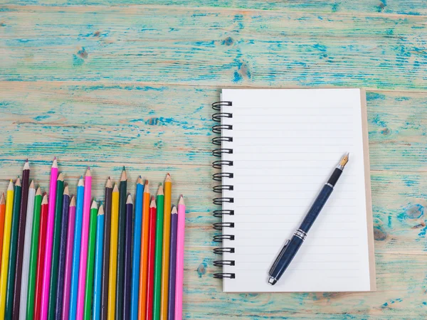 Cuaderno blanco, bolígrafo y material de oficina — Foto de Stock