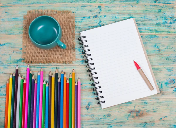 Cuaderno blanco, bolígrafo y material de oficina — Foto de Stock