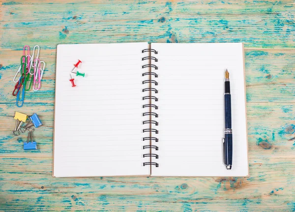 Weißes Notizbuch, Stift und Bürobedarf — Stockfoto