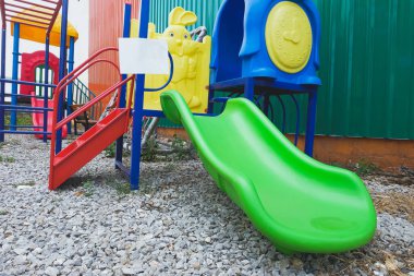 Bahçedeki yaz manzarasında renkli boş oyun alanı.