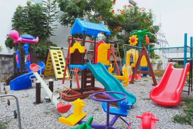 Bahçedeki yaz manzarasında renkli boş oyun alanı.