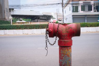 Kırmızı yangın musluğu kaldırımda yangın beklentisi için..