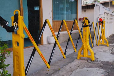 Sarı plastik çitler. Açık sarı plastik çitler istiflenmiş ve korunmuş.