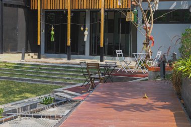 Arka bahçede sandalyeli ahşap yürüyüş .