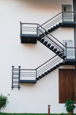 Binada yangın merdivenleri, güvenlik merdivenleri..