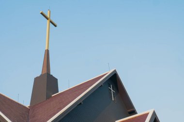 Kilisenin tepesinde büyük bir Hıristiyan haçı.