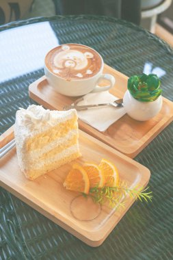 Tahta tabakta portakallı tatlı turuncu kek..