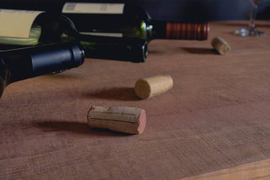 Boş yeşil şarap şişesi grunge ahşap masa arkasında.