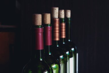 Açılmış şarap şişelerini kapatın..