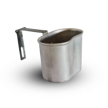 Kamp kabı ya da alet edevat, arka planda kamp ateşi aracı.