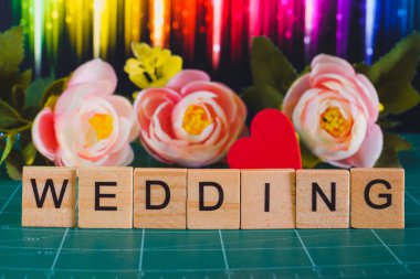 Arka planda kırmızı kalp işareti olan düğün günü metni.