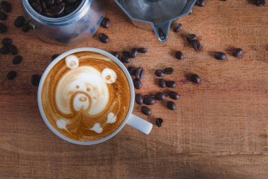 Sıcak kapuçino sanatı ve taze kahve çekirdeği..