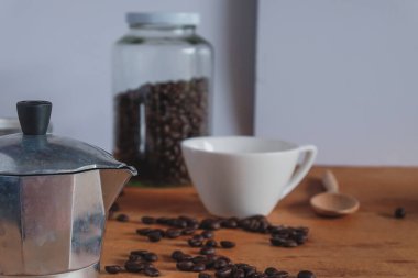 Kahve makinesi ve taze kahve çekirdeği..