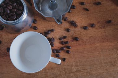 Kahve makinesi boş beyaz bardakla ahşap masada yapılmış..