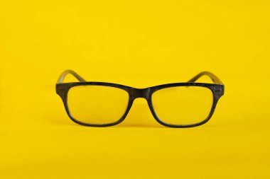 Günlük hayatı okumak için siyah çerçeveli eski ve kirli gözlükler..