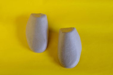 Arka planda ayakkabı bloğu ya da ayakkabı gergisi,