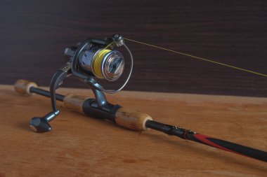 Tahta masada dönen balık makarası.