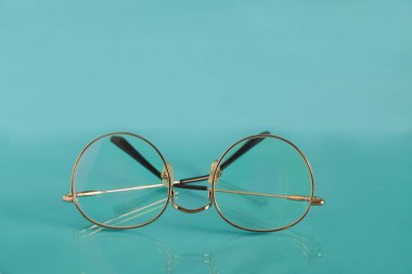 Günlük hayatı okumak için parlak çerçeveli modern gözlükler..