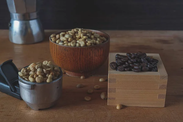 Une Pile Grains Café Frais Dans Bol Une Boîte Bois — Photo