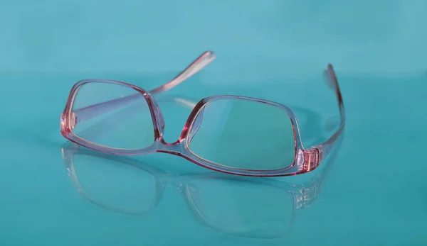 Nowoczesne Okulary Błyszczącą Ramą Czytania Codziennego Życia — Zdjęcie stockowe