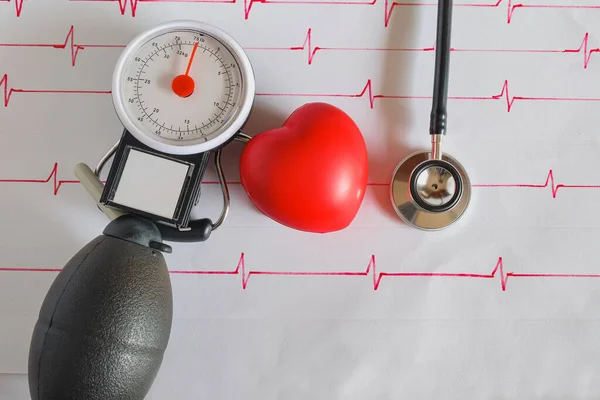 Monitor Presión Arterial Impresión Del Corazón Con Bola Roja —  Fotos de Stock