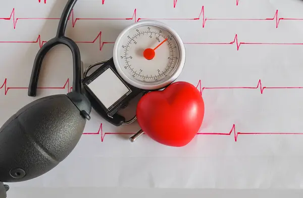 Blood Pressure Monitor Heart Printout Red Heart Ball — Stock Photo, Image