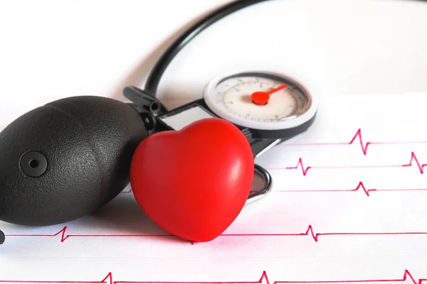 Blutdruckmessgerät Auf Herzausdruck Mit Rotem Herzball — Stockfoto